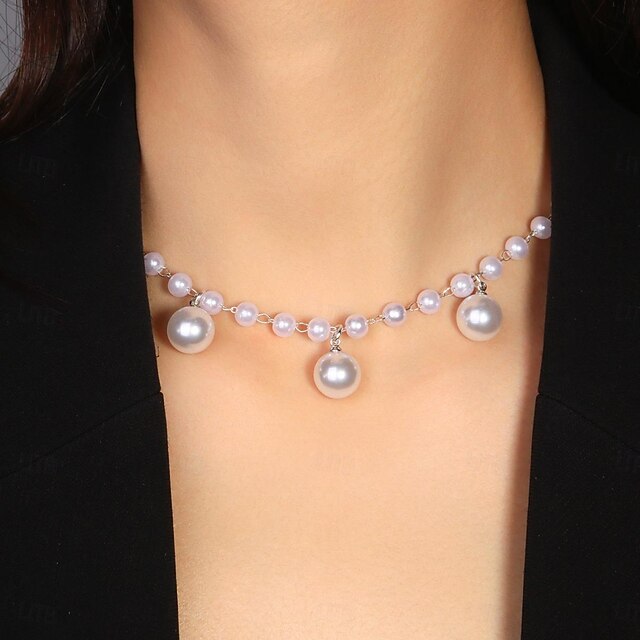 Collier tendance vintage avec strass, maille en métal argenté et perles transparentes. - France