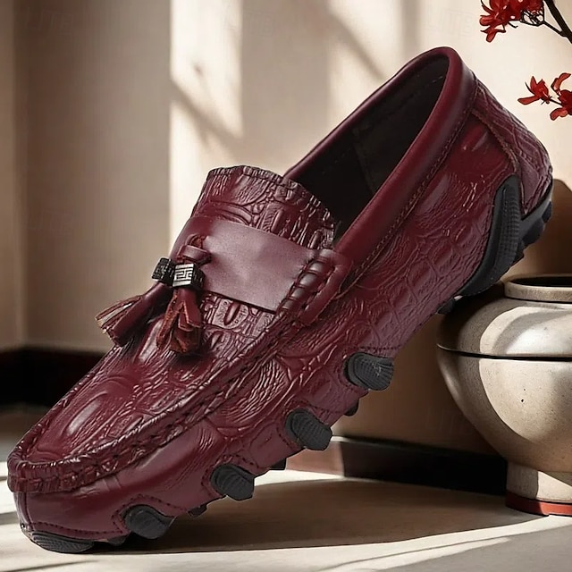  burgunder loafers med krokodillemønster for menn med duskdetalj og sklisikker såle - luksuriøse slip-on sko for fritids- og formell bruk