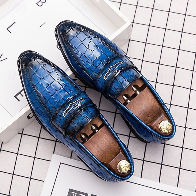  blå och röda krokodilpräglade loafers i konstläder för män – elegant slip-on design med metallaccent för högtidlig klädsel och affärskläder