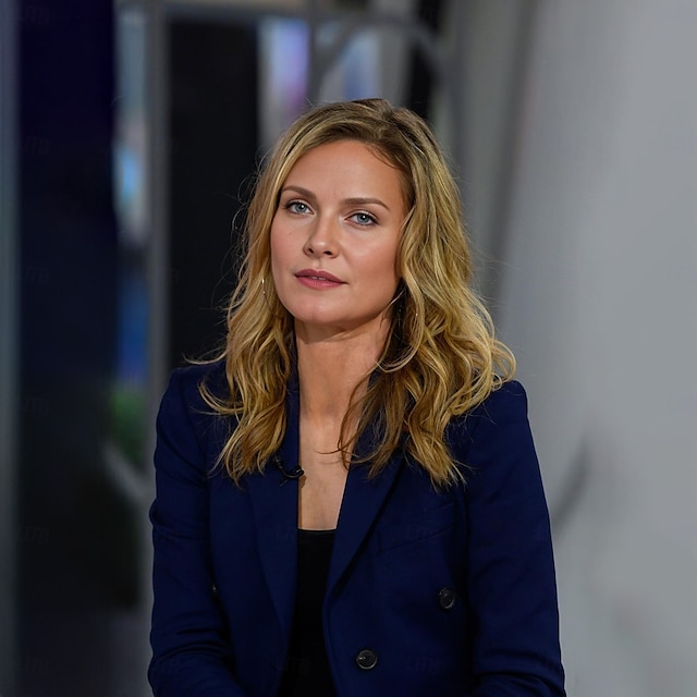  parrucche ispirate a michelle pfeiffer parrucca sintetica parrucca asimmetrica ondulata lunga bionda capelli sintetici design alla moda da donna bionda naturale morbida