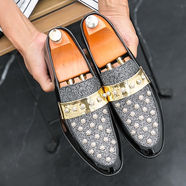  Schwarze Lack-Loafer für Herren mit Nietendetail und goldenem Riemen, modische Freizeitschuhe für Partys und besondere Anlässe