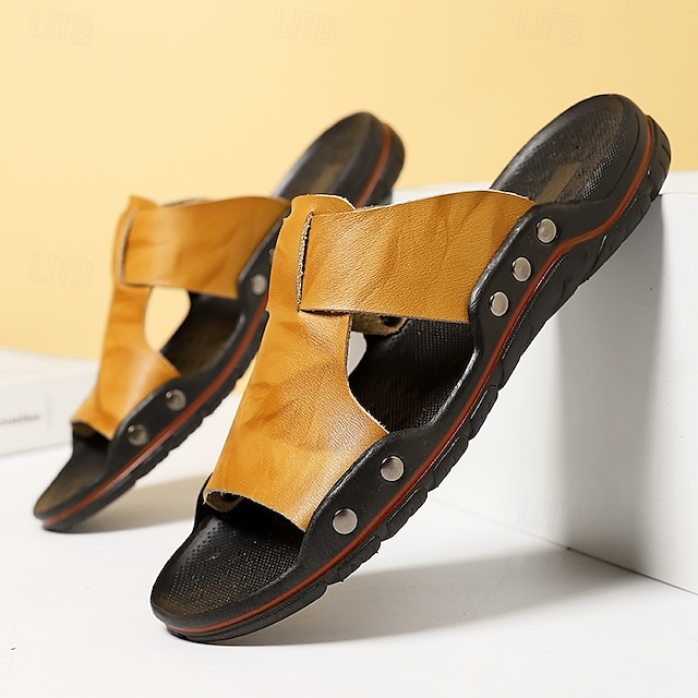  menns uformelle slip-on-sandaler i gult skinn med piggdetaljer, behagelig utendørs fottøy for sommeren