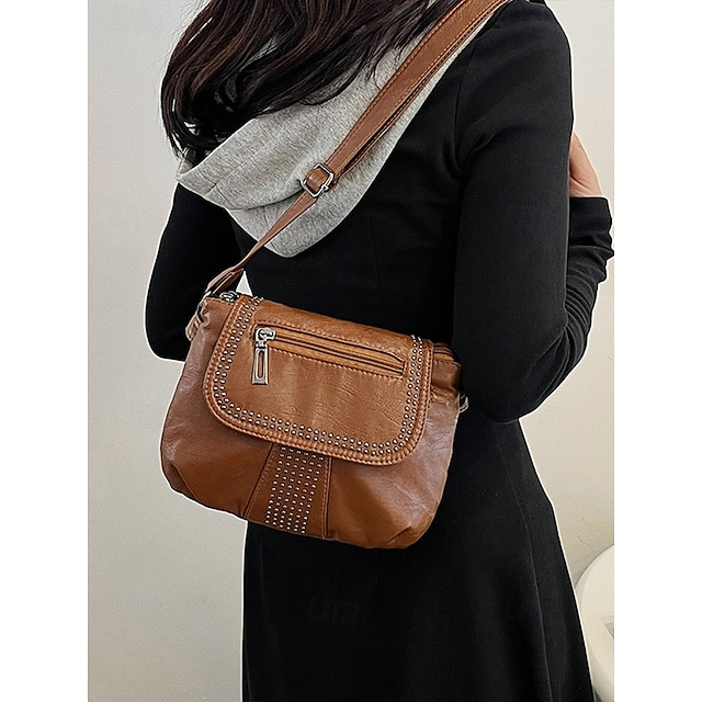 brun crossbody-väska i konstläder med dubbdetaljer – avslappnad, trendig handväska för vardagsbruk, shopping och utflykter svart röd blå