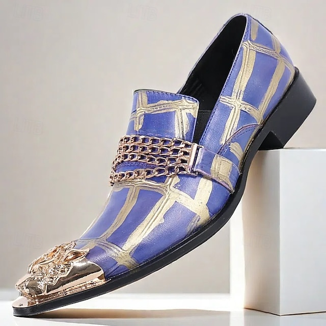  Mocassins en cuir de vachette haut de gamme pour hommes avec pointe dorée, motif géométrique artistique bleu et or, détail de chaîne et tête de lion métallique - chaussures à enfiler de luxe pour les occasions spéciales et les tenues de soirée