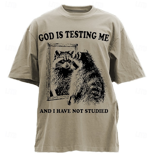  男性用ユーモラスグラフィックTシャツ：『神が私を試している、私は勉強していない』アライグマデザインのショートスリーブライフスタイルTシャツ