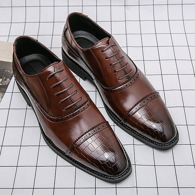  eleganta bruna klänningsskor i konstläder med broguedetaljer för professionella och affärsmässiga miljöer
