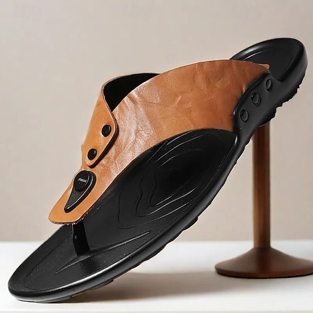  Moderne Flip-Flops aus hellbraunem Kunstleder für Herren mit doppelten Aussparungen und verstellbaren Riemen – vielseitiges Schuhwerk für Komfort im Alltag