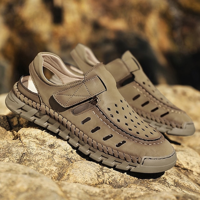  beige slip-on sandaler for menn med perforert design og polstret såle for uformelle gåturer og strandklær