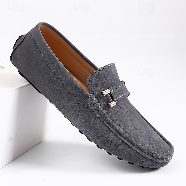  vinröd mocka loafers för män – slip-on körmockasiner med metallaccent för vardags- och affärskläder