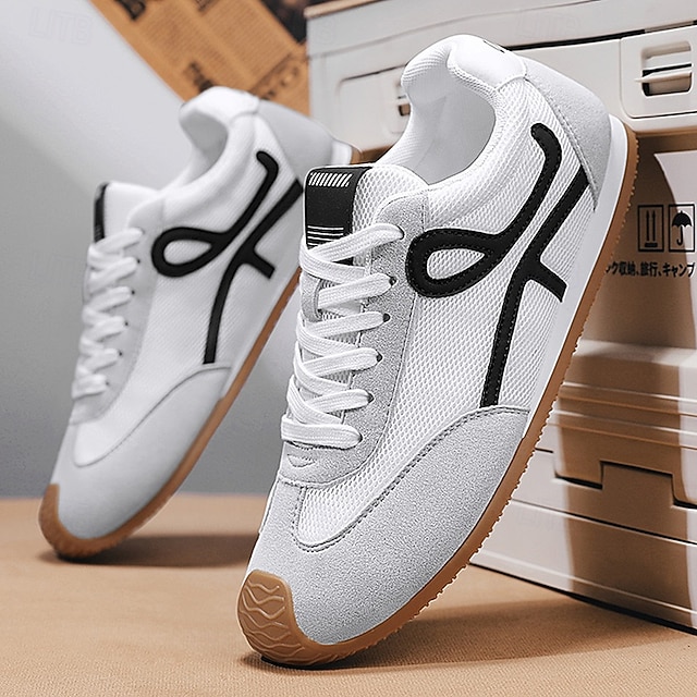  weiße sportliche Herren-Sneaker mit roten und blauen Akzenten – lässig, leicht, ideal für einen aktiven Lebensstil und Outdoor-Aktivitäten