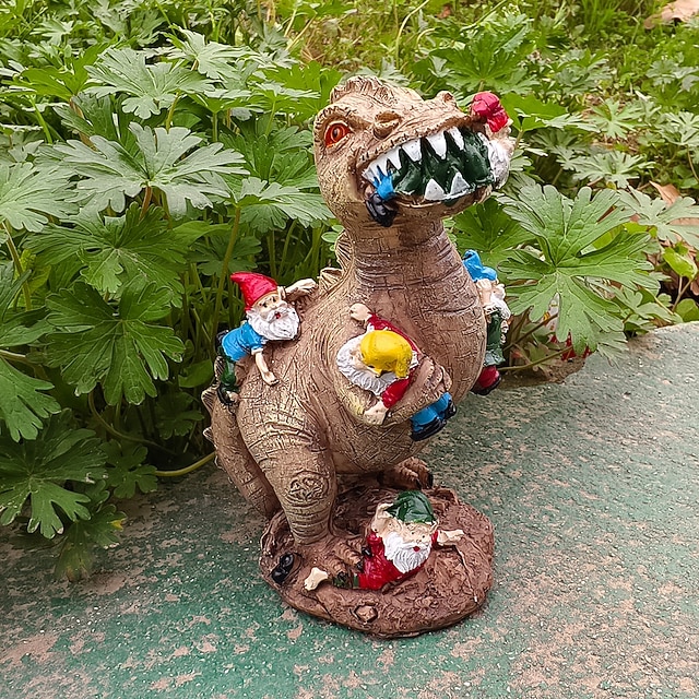  פסל שרף של גמד תופס דינוזאור, קישוט גמד גינה מצחיק לחצר או לבית, מתנה יצירתית לקישוט שרף לאוהבי דינוזאורים ועיצוב גן
