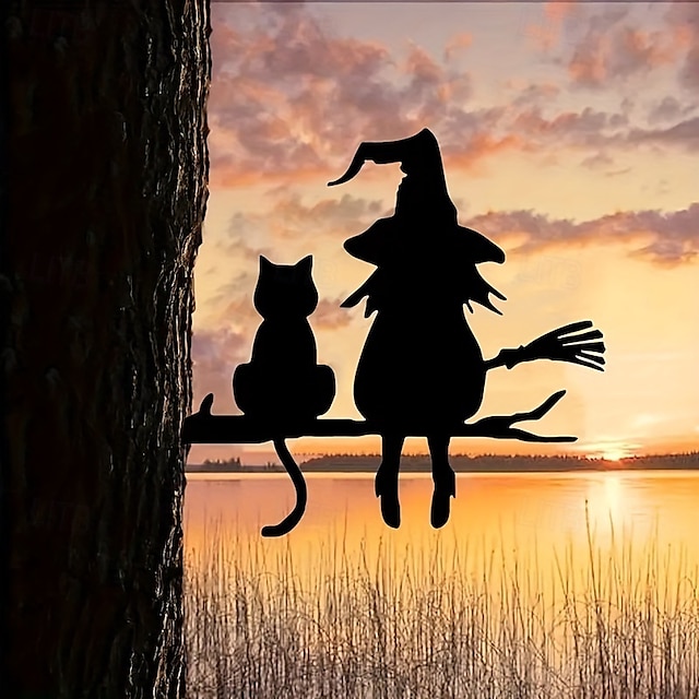  庭の木の枝に座っているかわいい魔女と猫の金属シルエットの芸術的な装飾1個。ガーデンフェスティバルの装飾に最適です。