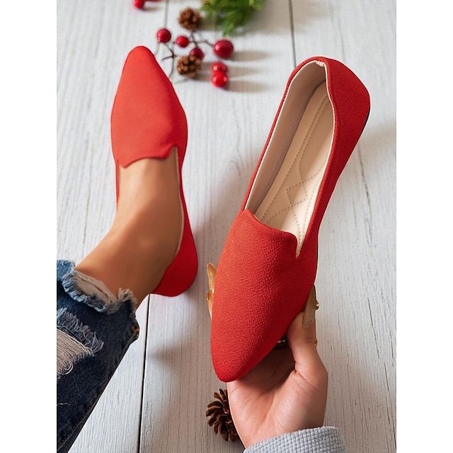  Røde, spisse, flate damesko – elegante slip-on loafers til jul, fester og hverdagsantrekk