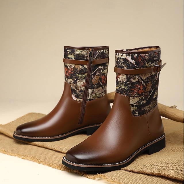  Barna műbőr férfi félvádrávégű csizma terepszínű szövetrészletekkel – divatos és praktikus lábbeli szabadtéri kalandokhoz és hétköznapi viselethez
