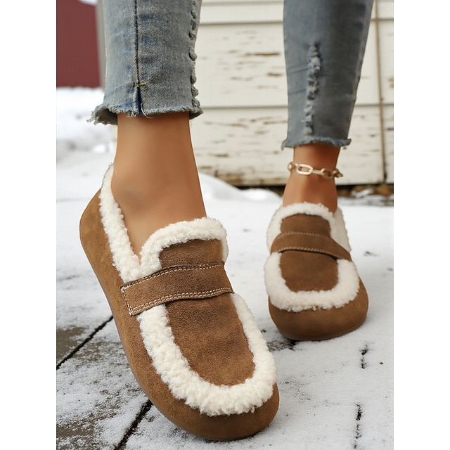 ふわふわのファーの裏地が付いた女性用の幅広フェイクスエードモカシンシューズ。冬のラウンジウェアに最適な、快適で暖かいローファーです。 &カジュアルな服装