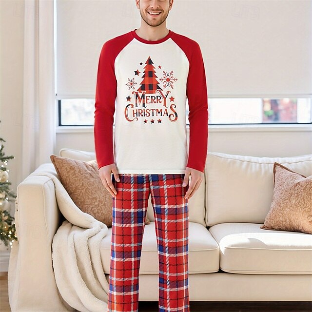  Rodinný vzhled Vánoce Vánoční rodinné pyžamo Vánoční rodina Pyžama Grafika Pléd Vánoční stromek Vánoční dárky Tisk Rubínově červená Dlouhý rukáv prázdniny Odpovídající oblečení