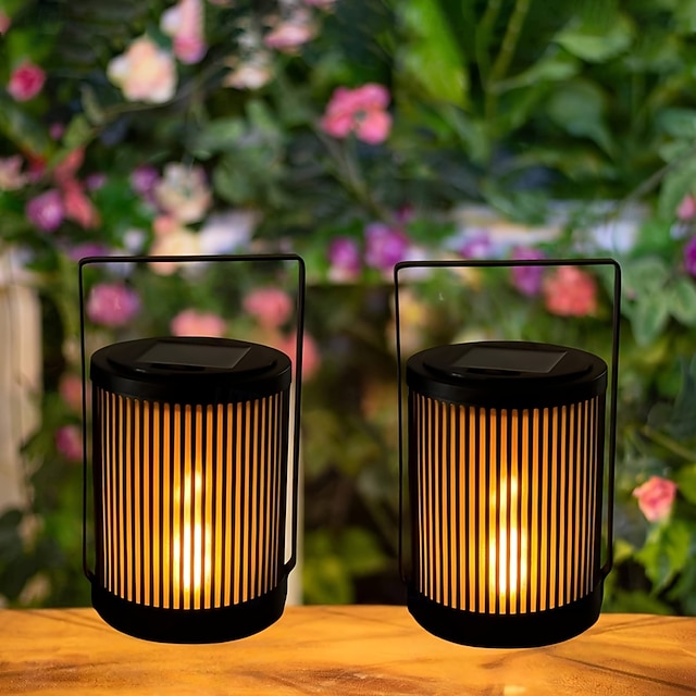  2 linternas solares de hierro para exteriores con forma de llama, resistentes al agua IP65, portátiles. &Lámparas LED colgantes para jardín, patio, valla, escalera, escalones, césped, camino, villa,