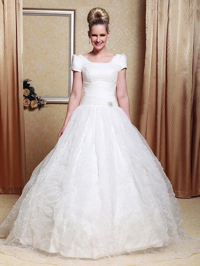  Wedding Dresses Ball Gown Scoop Neck Short Sleeve Floor Length Satin Bridal Gowns With Sash / Ribbon Crystals 2024