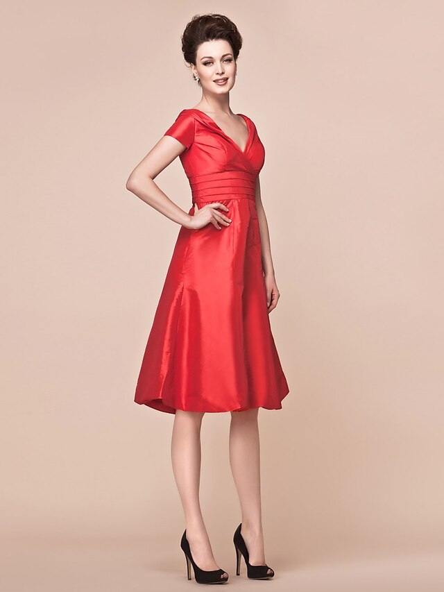  A-Line Mother of the Bride Dress Elegant V Neck Knee Length Taffeta Short Sleeve with Criss Cross Ruched 2021