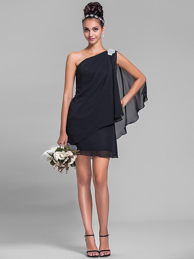  Szűk szabású Koszorúslány ruha Félvállas Ujjatlan Kis fekete ruha Mini Sifon val vel Kristály díszítés / Átkötős 2022