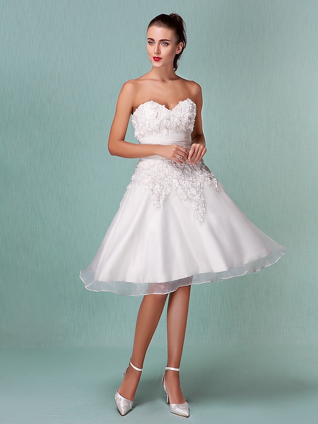  שמלותקבלתפנים שמלות חתונה גזרת A לב (סוויטהארט) סטרפלס באורך  הברך סאטן שמלות כלה עם אסוף פרח 2024