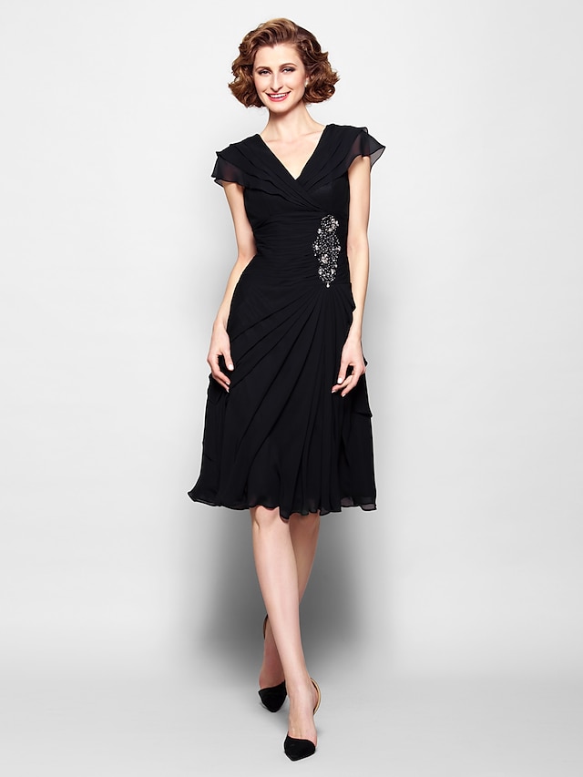  A-Line Mother of the Bride Dress Black Dress V Neck Knee Length Chiffon Short Sleeve No with Ruched Crystals Beading 2023