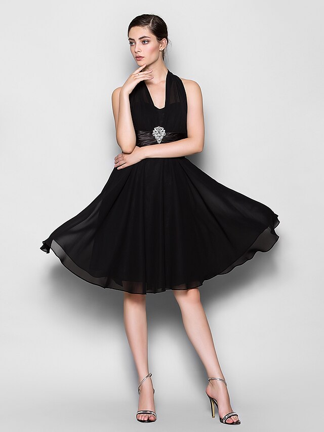  suknia dla druhny w kształcie litery A, dekolt wiązany na szyi, bez rękawów, czarna sukienka do kolan, szyfon z kryształową broszką