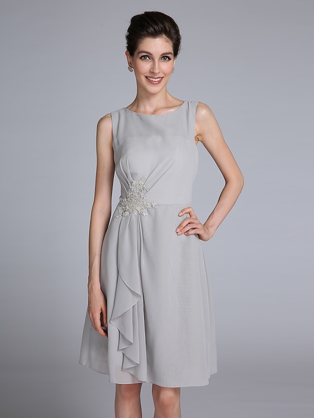 Sheath / Column Mother of the Bride Dress Jewel Neck Knee Length Chiffon Sleeveless with Ruffles Appliques 2021