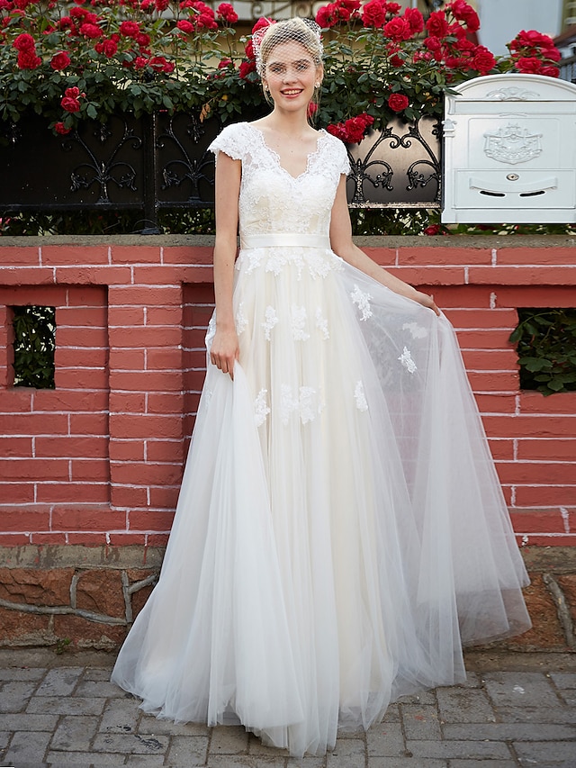  Trapèze Robes de mariée Longueur Sol Dentelle sur Tulle avec Ceinture / Ruban Appliques 2021