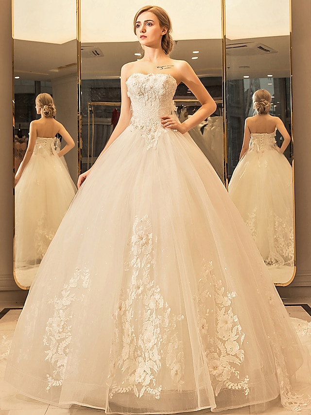  Ball Gown Wedding Dresses Sweetheart Neckline Floor Length Lace Over Tulle Strapless with Crystal Lace Appliques 2022