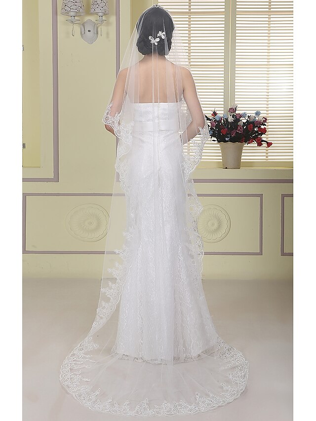  One-tier Lace Applique Edge Wedding Veil Chapel Veils with Sequin / Appliques Tulle / Oval
