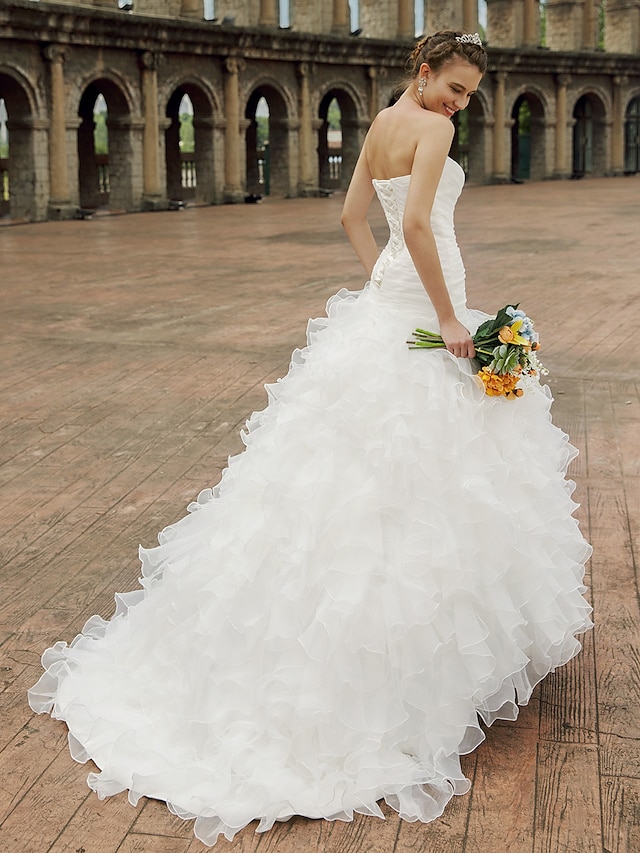  Wedding Dresses Princess Sweetheart Sleeveless Chapel Train Satin Bridal Gowns With Beading Cascading Ruffle 2023