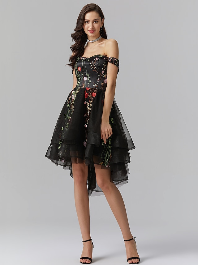  גזרת A שמלה שחורה קטנה שמלה מסיבת קוקטייל באורך  הברך ללא שרוולים סירה מתחת לכתפיים טול עם קפלים ריקמה 2022 / נשף רקודים / גבוה נמוך