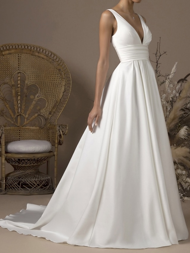  előszoba egyszerű esküvői ruhák a-line v nyak, ujjatlan seprő / ecset vonat szatén menyasszonyi ruhák redőkkel 2024