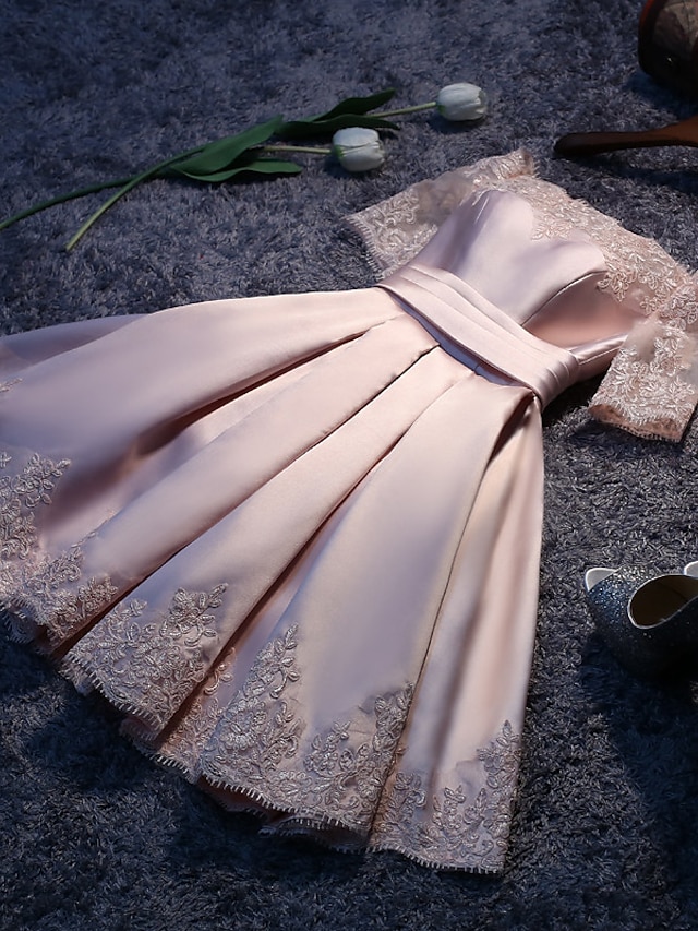 robe trapèze de demoiselle d'honneur, épaules dénudées, manches courtes, élégante, courte/mini, satin avec dentelle, 2023