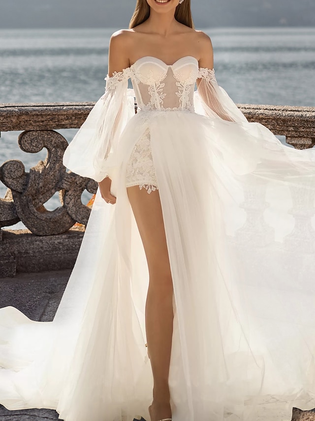  Beach Wedding Dresses A-Line Off Shoulder Long Sleeve Court Train Lace Bridal Gowns With Appliques Split Front 2024