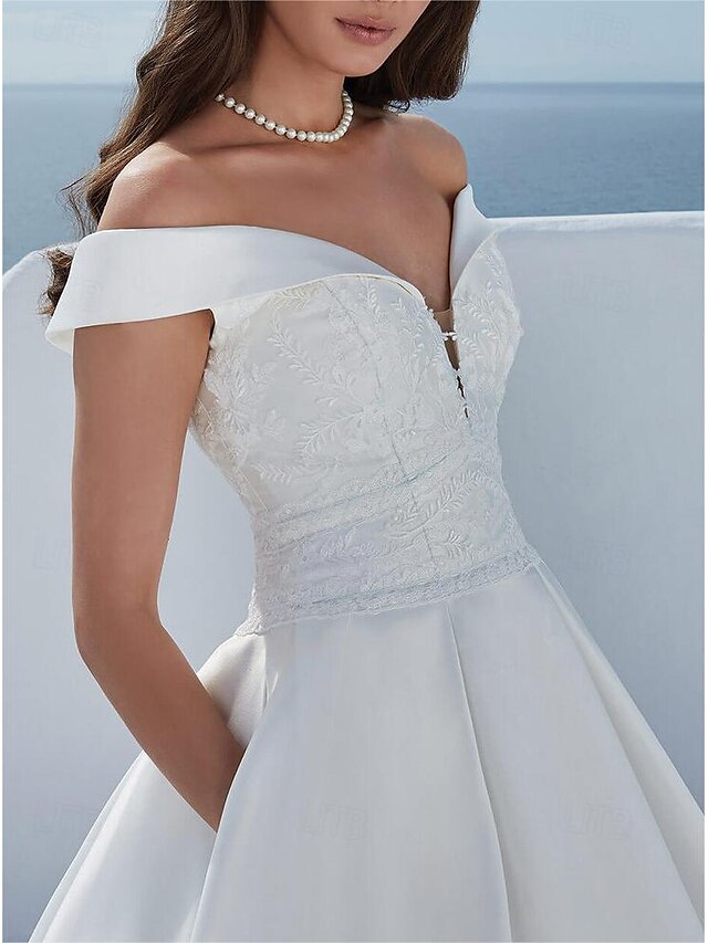  Esküvői ruhák Báli ruha Aszimmetrikus V-alakú Rendszeres hevederek Kápolnauszály Szatén Menyasszonyi ruhák Val vel Rakott Ráncolt 2024