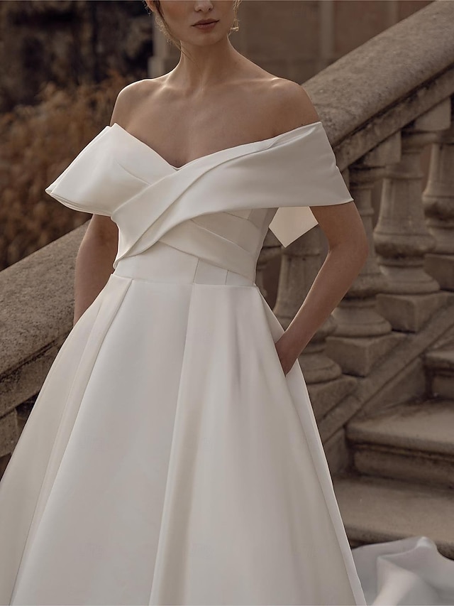  Esküvői ruhák Báli ruha Aszimmetrikus V-alakú Rendszeres hevederek Kápolnauszály Szatén Menyasszonyi ruhák Val vel Rakott Ráncolt 2024