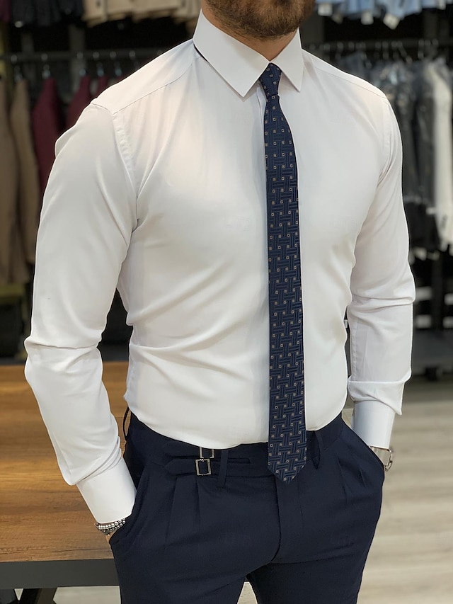  vit herrskjorta med långärmad standardpassform i enfärgad polyester 2024