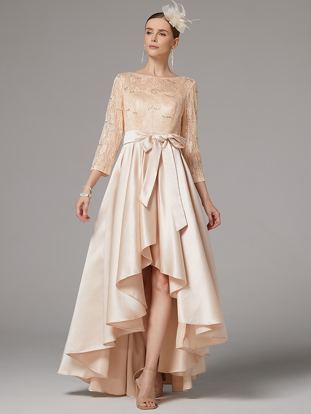  A-Linien Kleid Mutter der Braut Kleid Elegant Plus-Size Hoch Niedrig Schmuckkragen Asymmetrisches Satin Spitze 3/4 Länge Ärmel Bodenn Länge mit Schärpe  Bandapplikationen