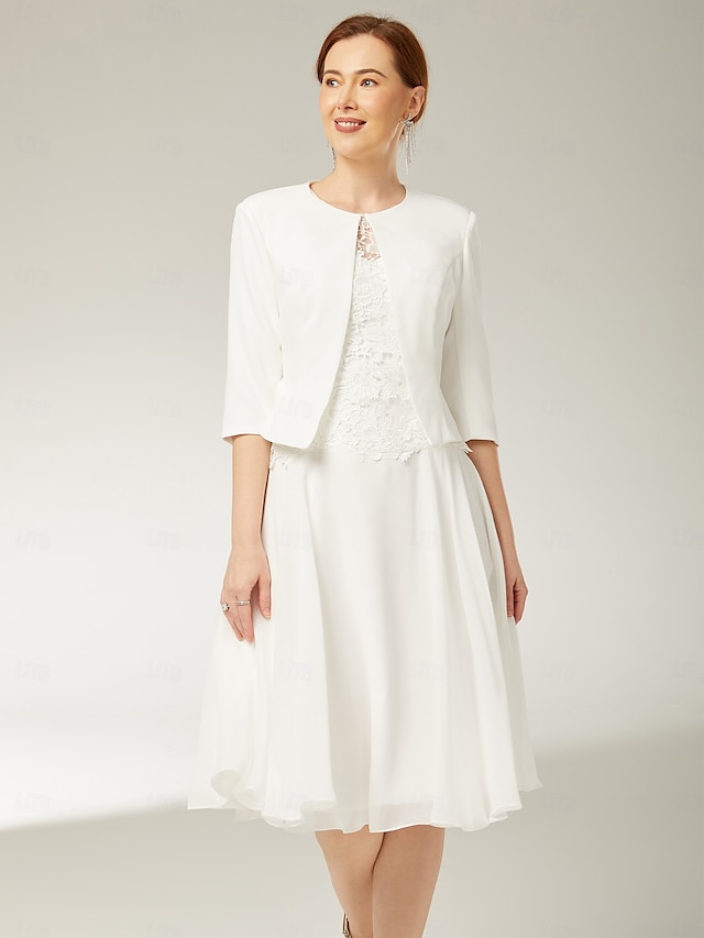  Twee-delige Sluier  Kolom Moeder van de Bruid Jurk Strand Bruiloft Elegante Sieraad Hals Knie Lengte Chiffon Satin Kant 3/4 Lengte Mouw Korte Jas Jurken met Applicaties