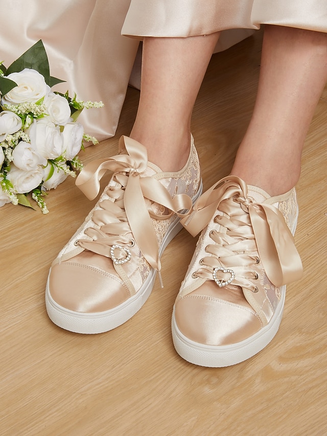  damsneakers i spets med satängkanter - perfekta för ett avslappnat chic bröllop