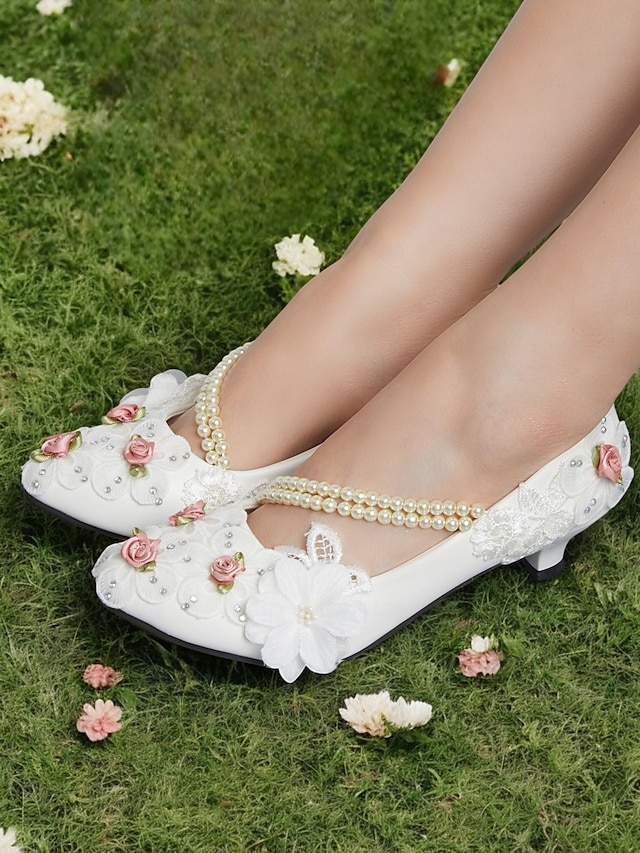 weiße, mit Blumen verzierte Schuhe mit Perlenriemen und niedrigem Absatz für Braut- und Hochzeitsveranstaltungen