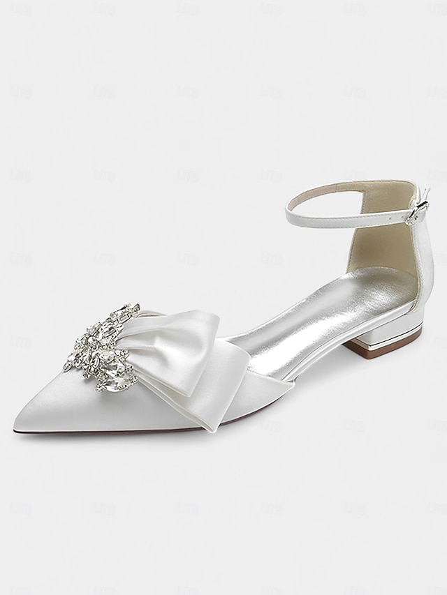  weiße Satin-Pumps mit spitzer Spitze, Strass-Schleife und Fesselriemchen – perfekte Brautschuhe für Hochzeiten