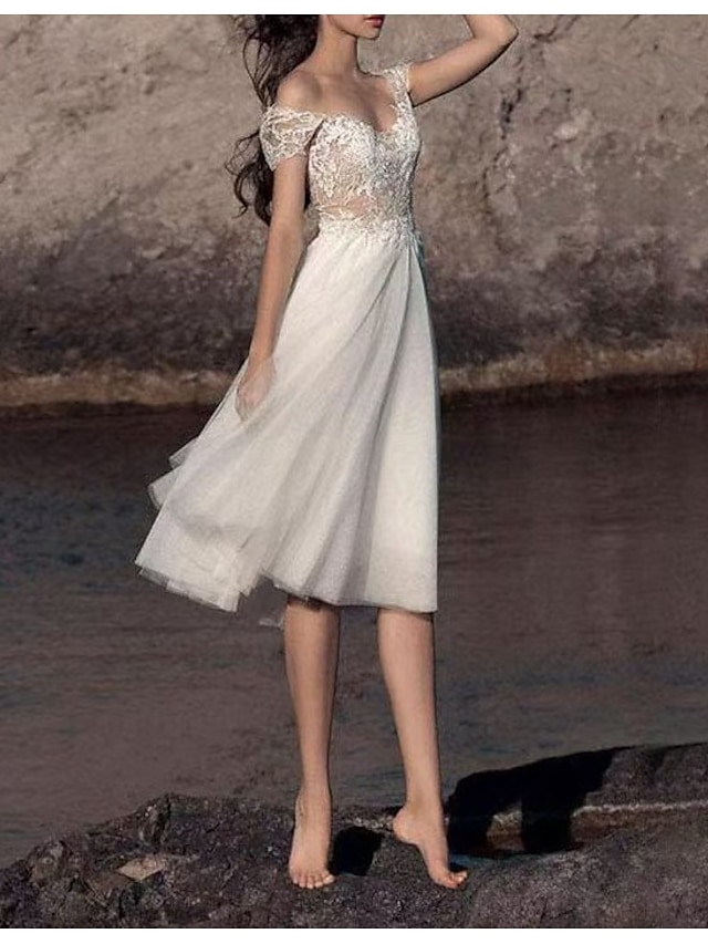  Robe blanche de petite graduation Plage Robes de mariage Bohème Robe de bal Épaules dénudées Bretelles régulières Longueur thé Tulle Costumes de mariée Robes de mariée avec drapés Appliques