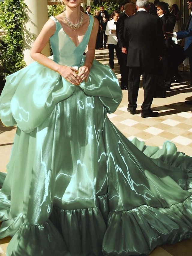  Ballkleid Abendkleid Promistil Gestuftes Kleid Karneval Formal Mit Zug Ärmellos Tiefer Ausschnitt Glänzendes Satin mit Rüsche