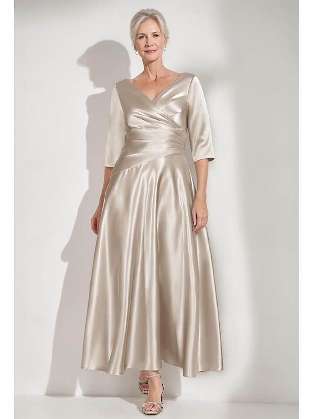  Vestido Mãe da Noiva A-Line Elegante Simples Luxuoso Decote V Gola de Camisa Comprimento Total Cetim Manga Curta com Pregas