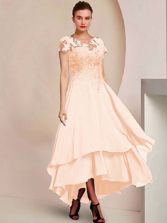  Abito A-line Madre della Sposa Abito Ospite di Matrimonio Formale Elegante Alto-Basso Collo a Barchetta Asimmetrico Lunghezza Tea Chiffon Pizzo Manica Corto con Applicazioni in Paillettes 2025 taglia