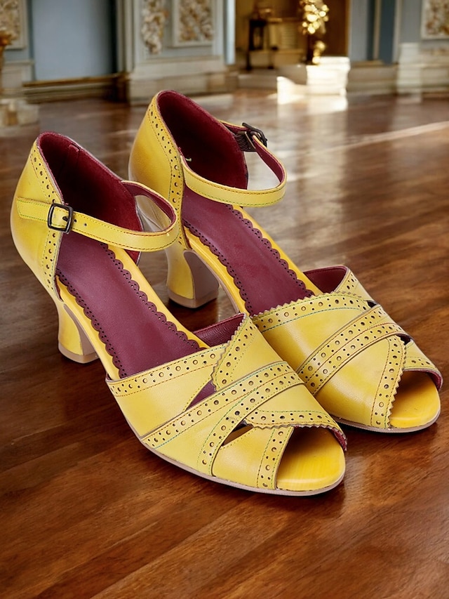  dámské vintage žluté vykukující podpatky z 30. let – retro kožené sandály s páskem kolem kotníku a brogue detaily pro elegantní dámy, ideální na večírky a formální události