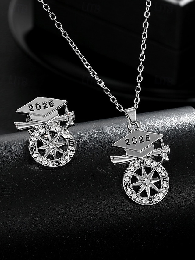  Set di collana e spilla con bussola di laurea 2025 - gioielli in argento con ciondolo a forma di berretto e diploma, un regalo motivazionale per laureate, studentesse e laureandi